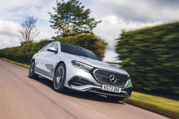 Mercedes E-Class е брилянтен универсален автомобил отлична опция за служебна кола. Plug-in хибридът E300e получава огромна батерия от 25,4kWh с пробег от 110 километра, което е близо до върха на тези автомобили. 

Класиката от Щутгарт получава 308 к.с. и време до стотака за 6,4 секунди, което е впечатляващо. Но по-як е безпроблемният му преход от електрическа към бензинова мощност.

E330e се чувства доста бърз, когато пътува на електричество и вози превъзходно при скорости на магистрала. Страхотни нива на комфорт, който го прави уникален на дълги разстояния. 

Подобно на някои от другите автомобили – и този немец той има своите практически недостатъци. Багажникът при plug-in хибридните варианти губи 170 литра багажно пространство, намалявайки до 370 литра. Не е страхотно, но става. 
